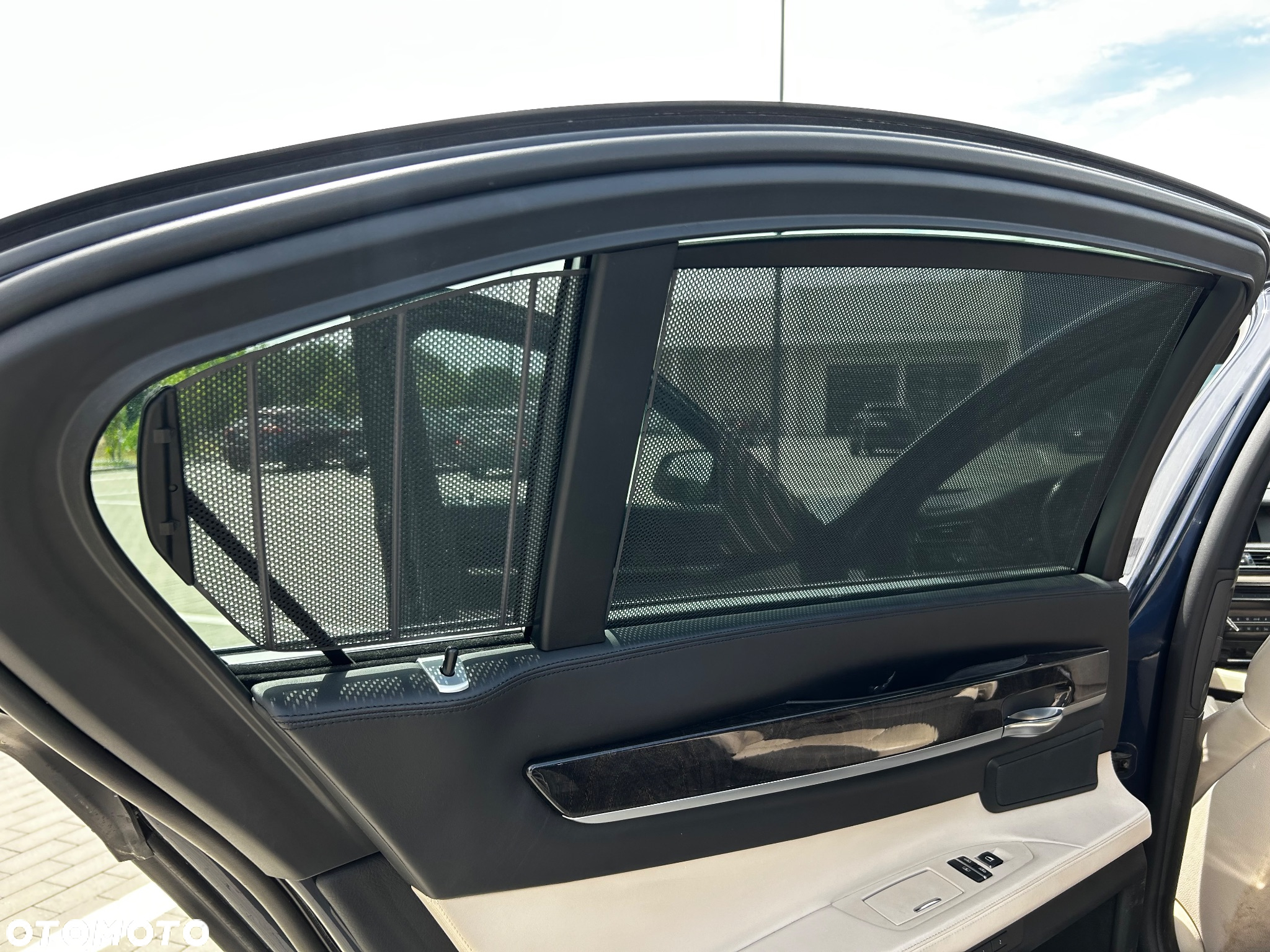 BMW Seria 7 750i L xDrive - 23