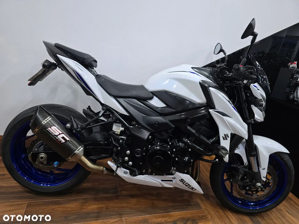 Suzuki GSX - 6