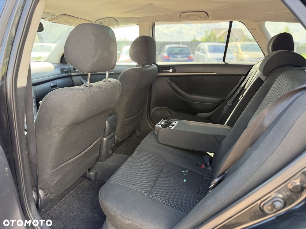 Toyota Avensis - 8