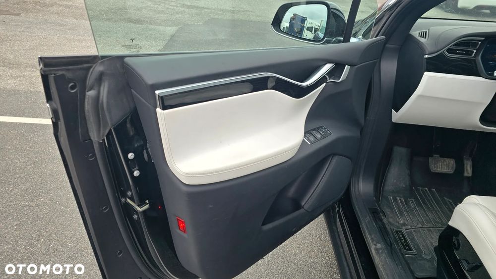 Tesla Model X - 11