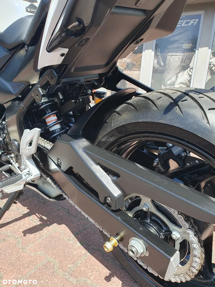Suzuki GSR - 5