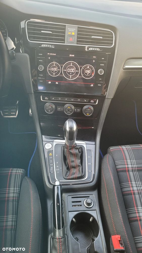 Volkswagen Golf - 24