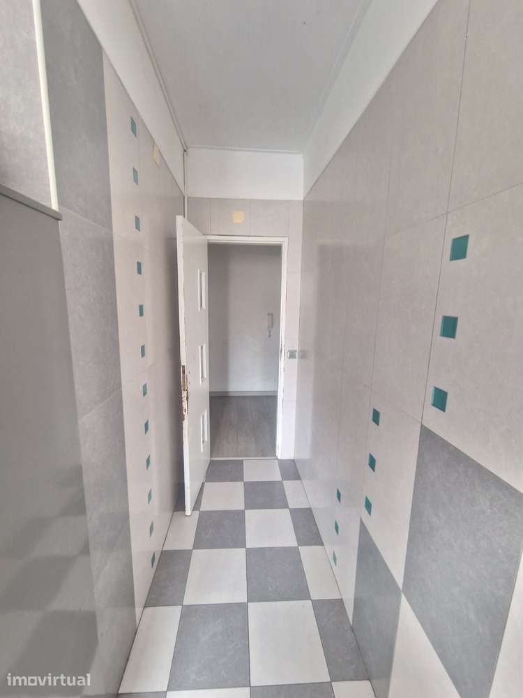 T3 com suite, marquise e duas frentes no centro do Fogueteiro, Amora. - Grande imagem: 5/17