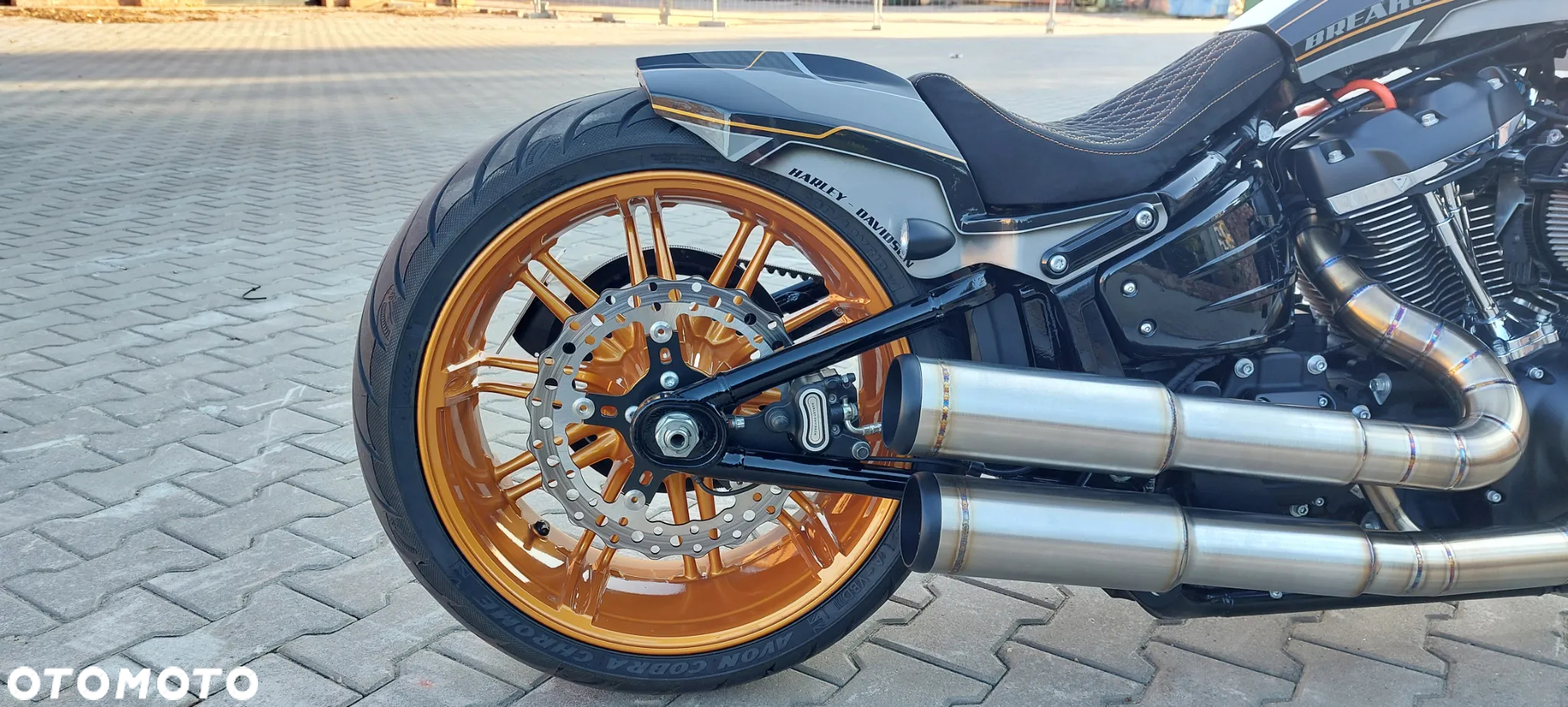 Harley-Davidson Softail Breakout - 16