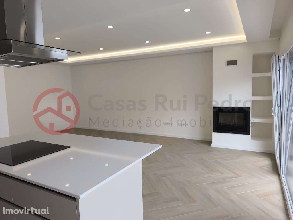 Moradia Geminada de Dois pisos com Piscina e Pérgula, Fernão Ferro - Grande imagem: 5/35