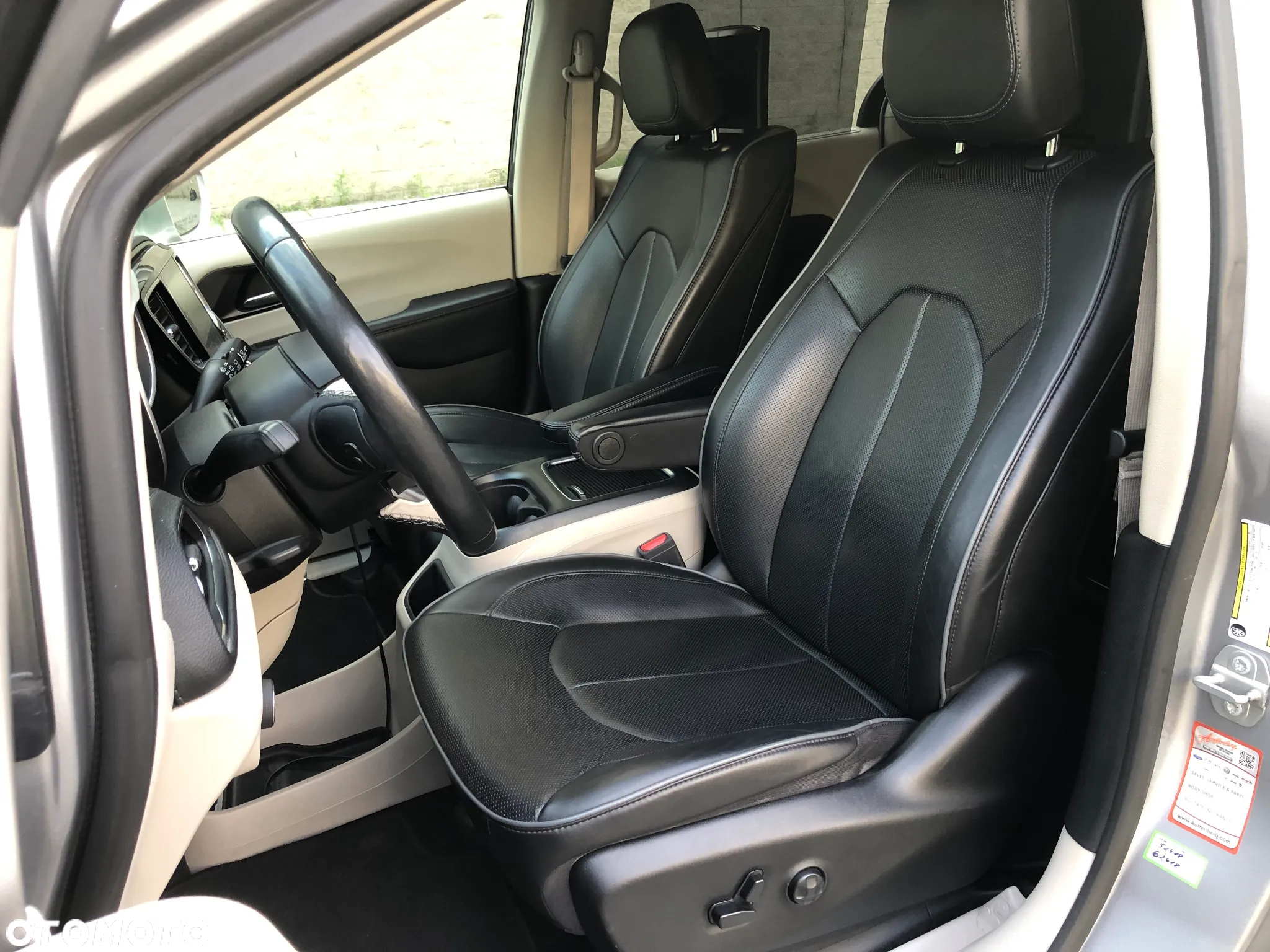Chrysler Pacifica - 12