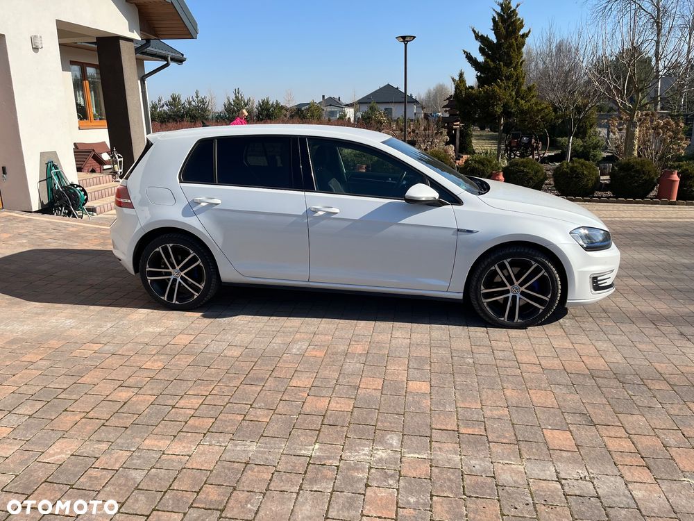 Volkswagen Golf - 6