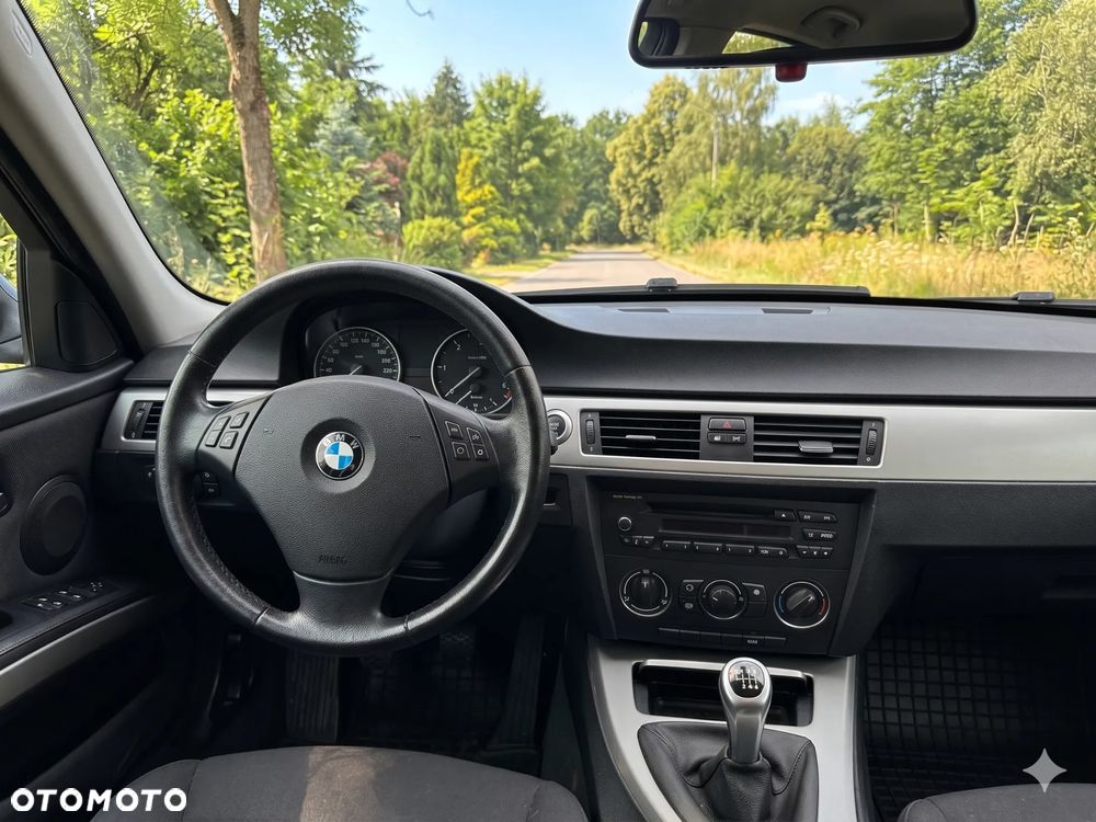 BMW Seria 3 318d DPF Edition Sport - 34