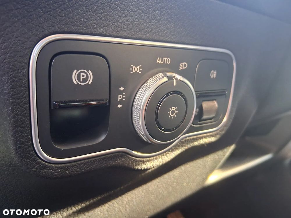 Mercedes-Benz GLB 200 AMG Line 7G-DCT - 7