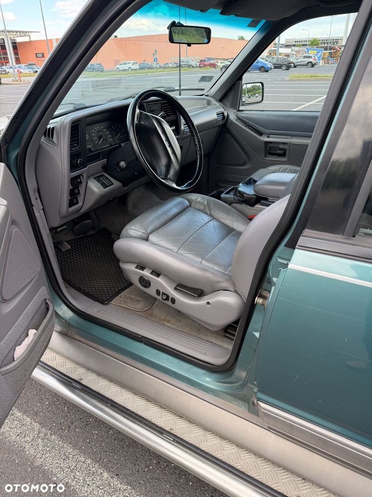 Ford Explorer Standard - 16