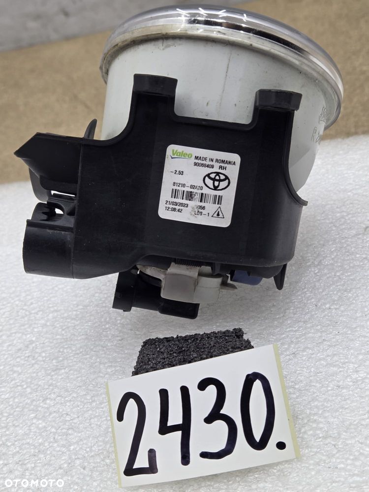 Toyota Avensis auris II 2 81220-0210 halogen prawy - 5