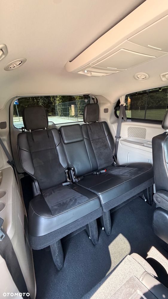 Chrysler Town & Country 3.6 Limited - 26