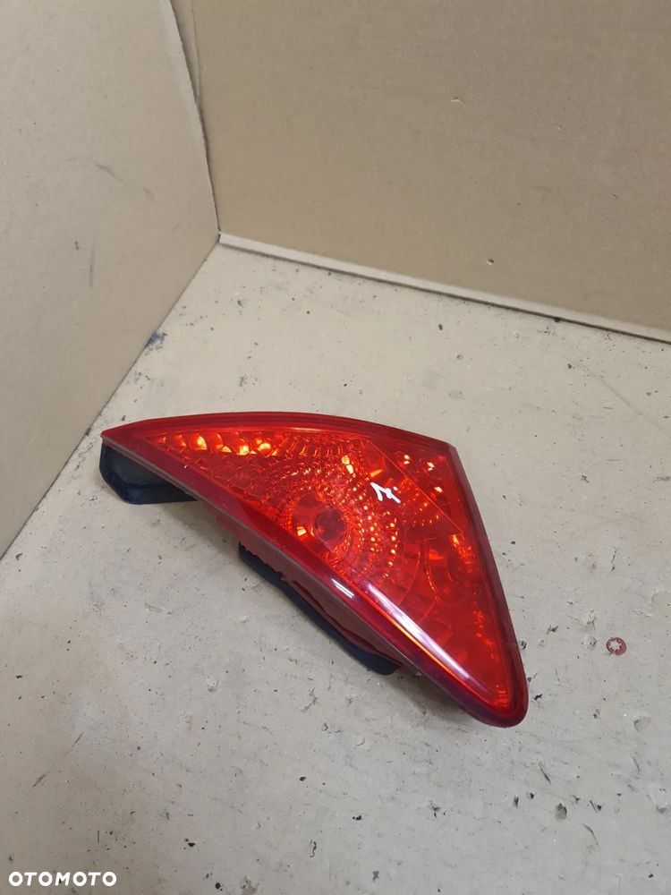 . LAMPA TYL TYLNA PRAWA W KLAPE PEUGEOT 3008 - 3