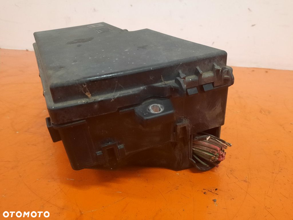 VOLVO V50 I 2.0D 136KM 03-11 SKRZYNKA BEZPIECZNIKÓW 8688040 D4204T - 3