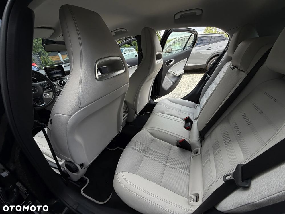 Mercedes-Benz GLA 200 7G-DCT Style - 20