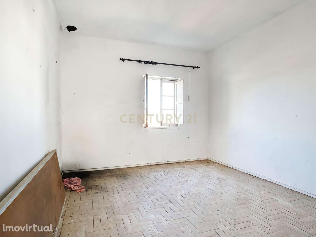 Moradia com excelente potencial no centro da Pederneira – Nazaré - Grande imagem: 5/11