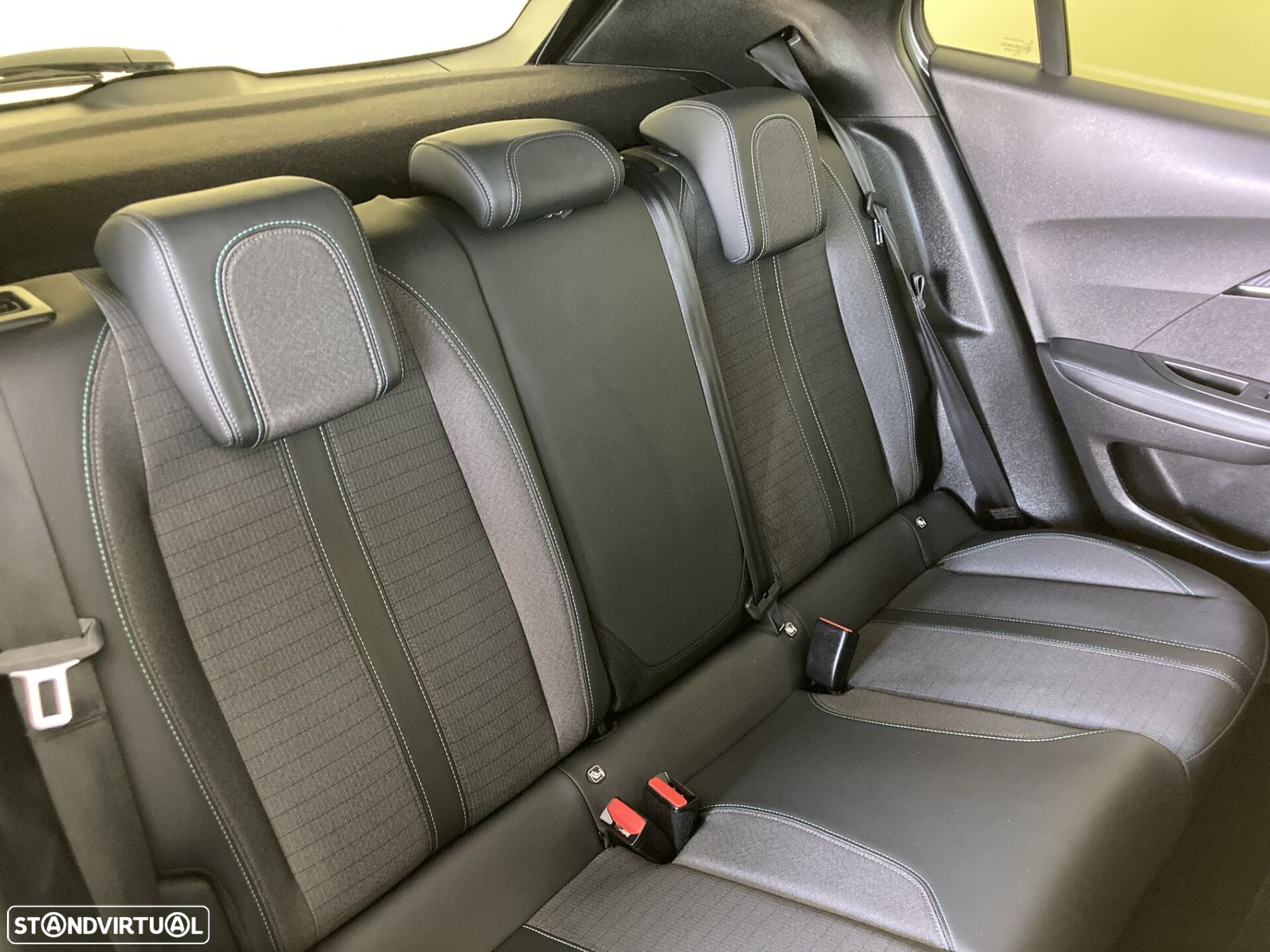 Peugeot 2008 1.2 PureTech Allure Pack - 11