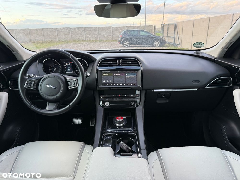 Jaguar F-Pace 25t AWD Prestige - 16