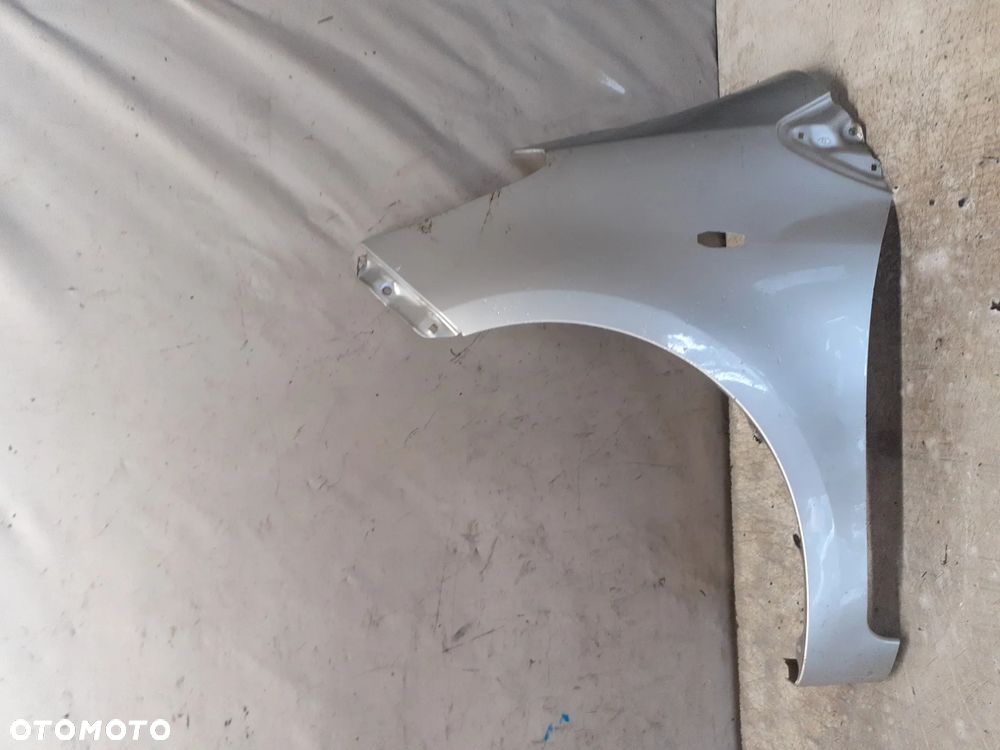 * Błotnik PRZÓD PRZEDNI  LEWY TOYOTA YARIS II 1E7 SREBRNY - 1
