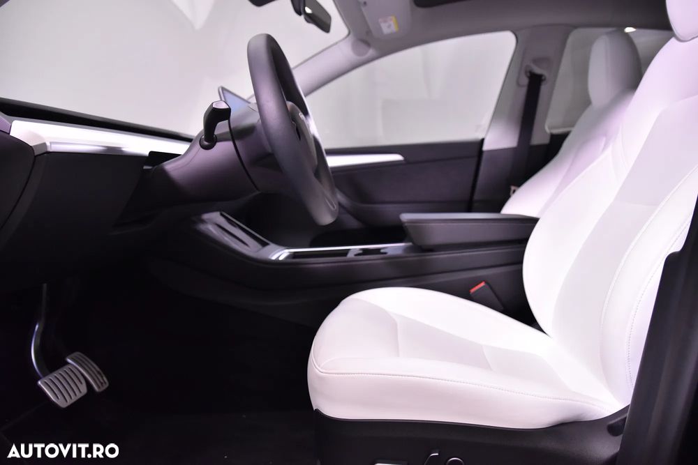 Tesla Model Y - 21
