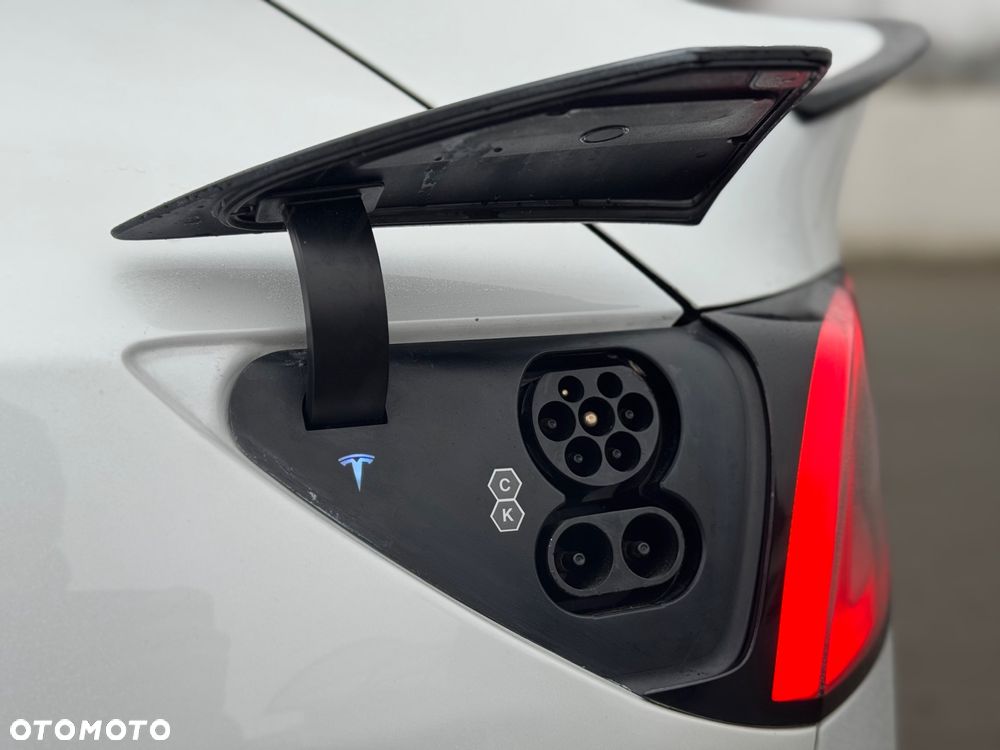 Tesla Y Long Range Dual Motor AWD - 35