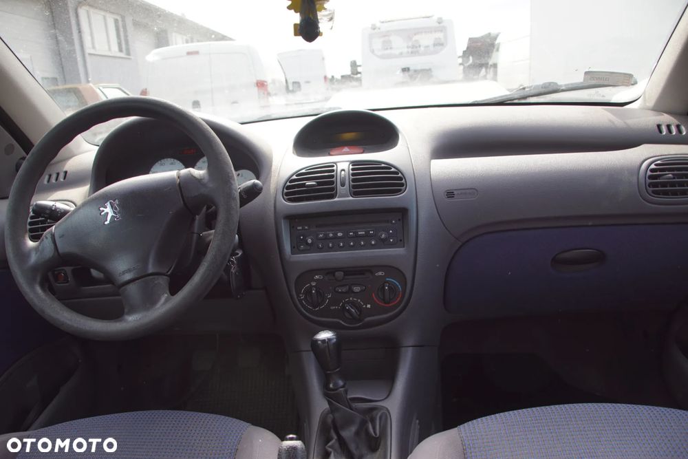 Auto na części - Peugeot 206 1.1 60 KM HFX 20CP08 EYL 2002R Silnik Skrzynia Drzwi Błotnik Klapa Zderzak Lampa Lusterko Klamka Szyba Deska Kokpit Sterownik Moduł Czujnik Licznik Panel Kierownica - 17