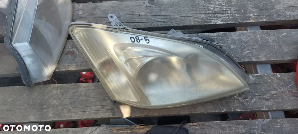.  PRZOD PRZEDNIA LAMPA PRAWA TOYOTA COROLLA E12 - 2