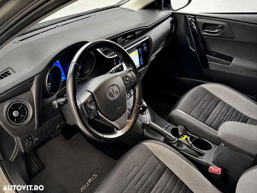 Toyota Auris 1.8 L VVT-i HSD Sol - 6