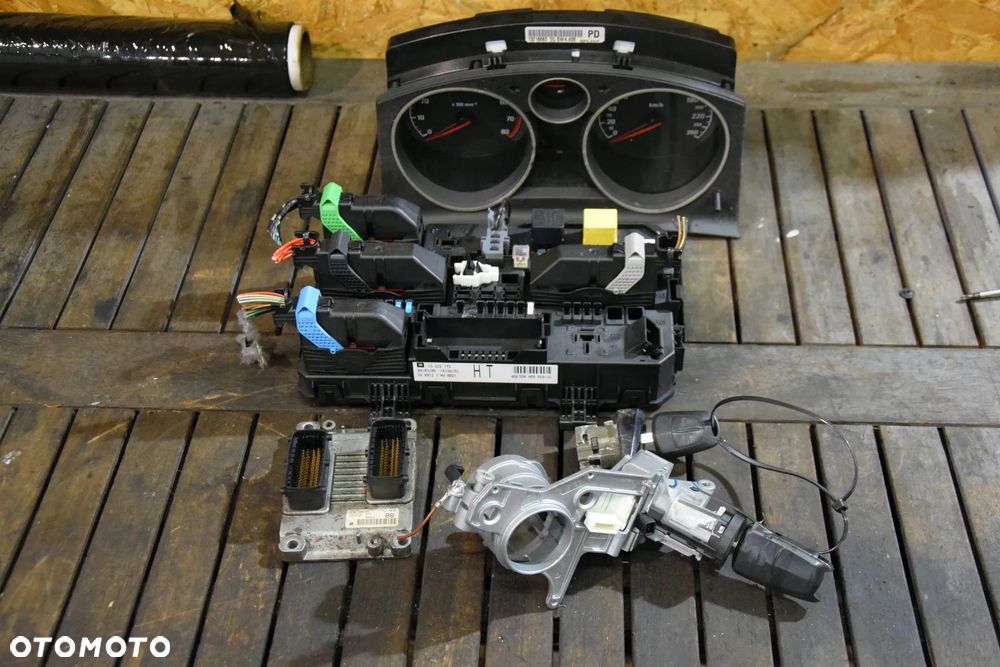 Opel Astra H 1.4 Sterownik silnika PIN komputer 0261208396 55558787 Zestaw startowy - 2
