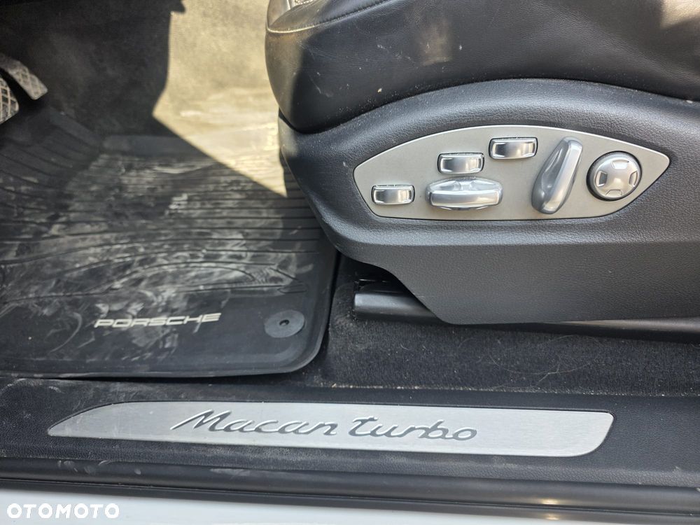 Porsche Macan Turbo - 27
