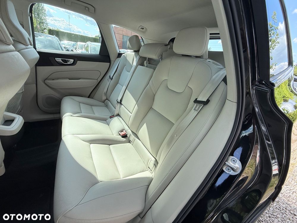 Volvo XC 60 B4 B Plus Dark - 31