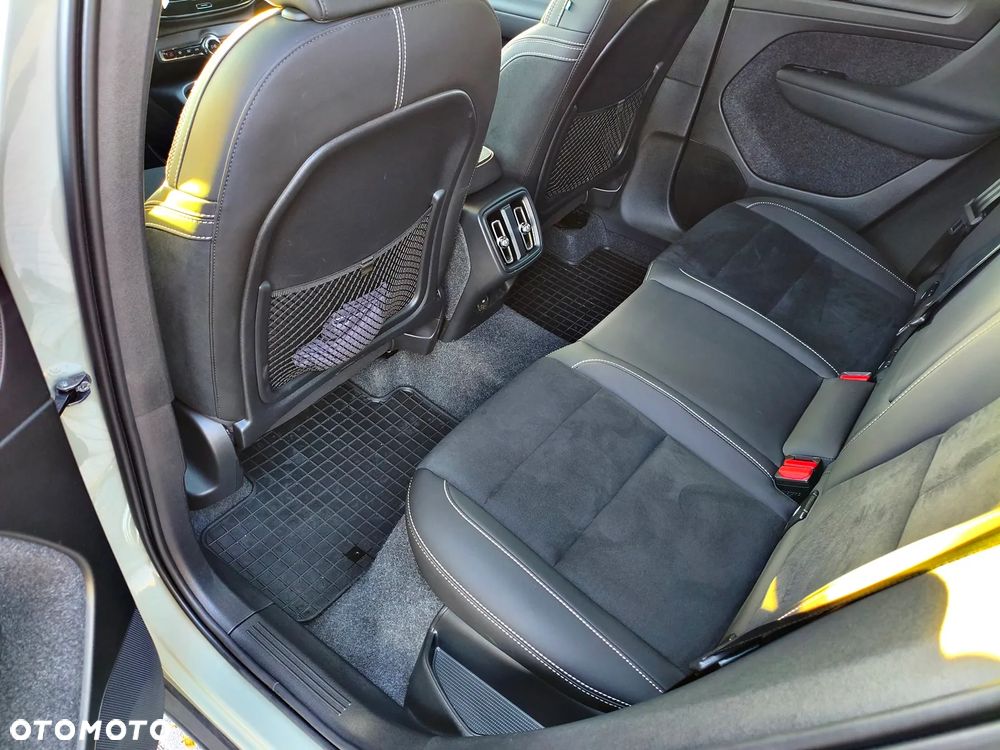 Volvo XC 40 B4 Ultra Black Edition - 3