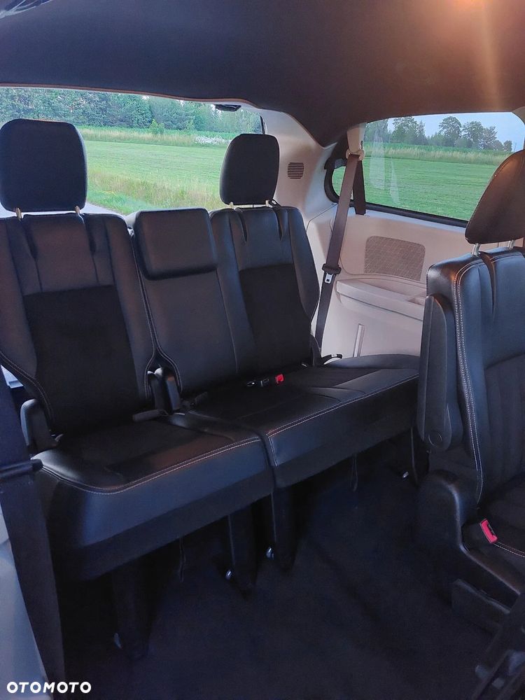 Dodge Grand Caravan - 25