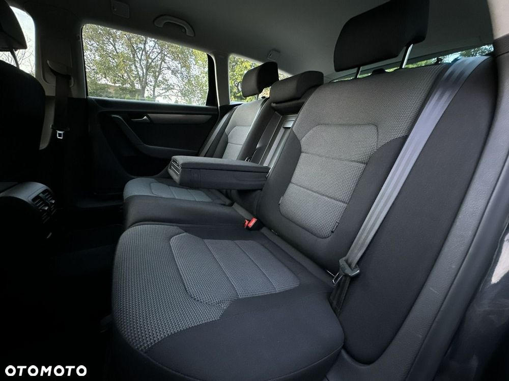 Volkswagen Passat - 12