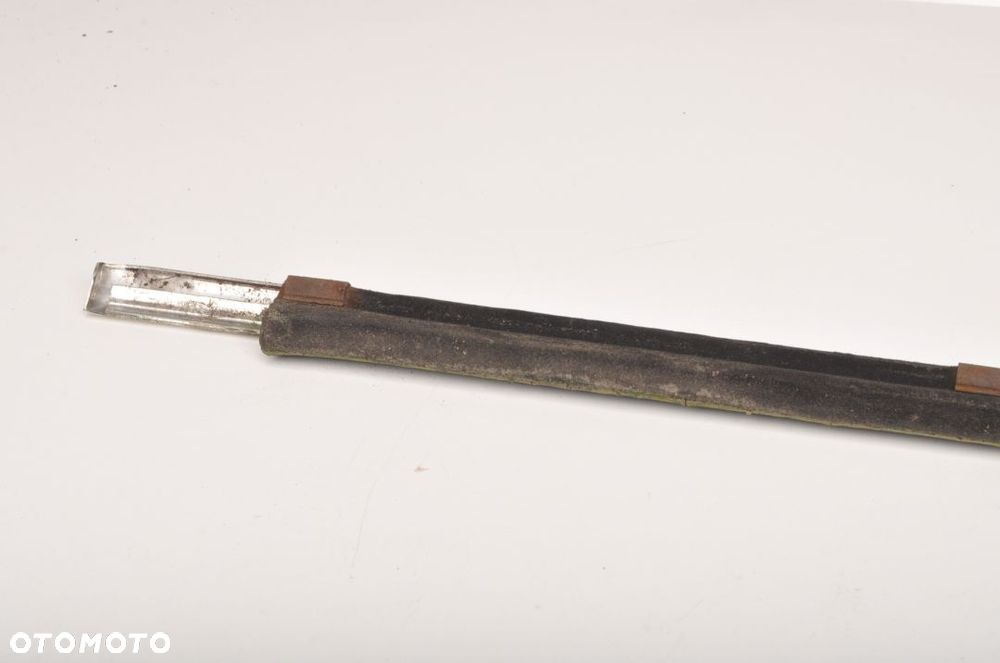 MERCEDES W123 LISTWA SZYBY PRZEDNIA PRAWA - 4