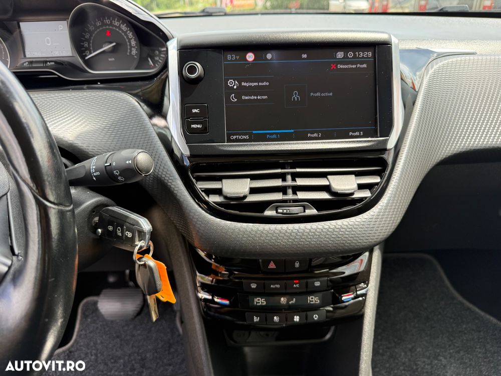 Peugeot 208 1.2 L PureTech Turbo S&S EAT6 Allure - 23