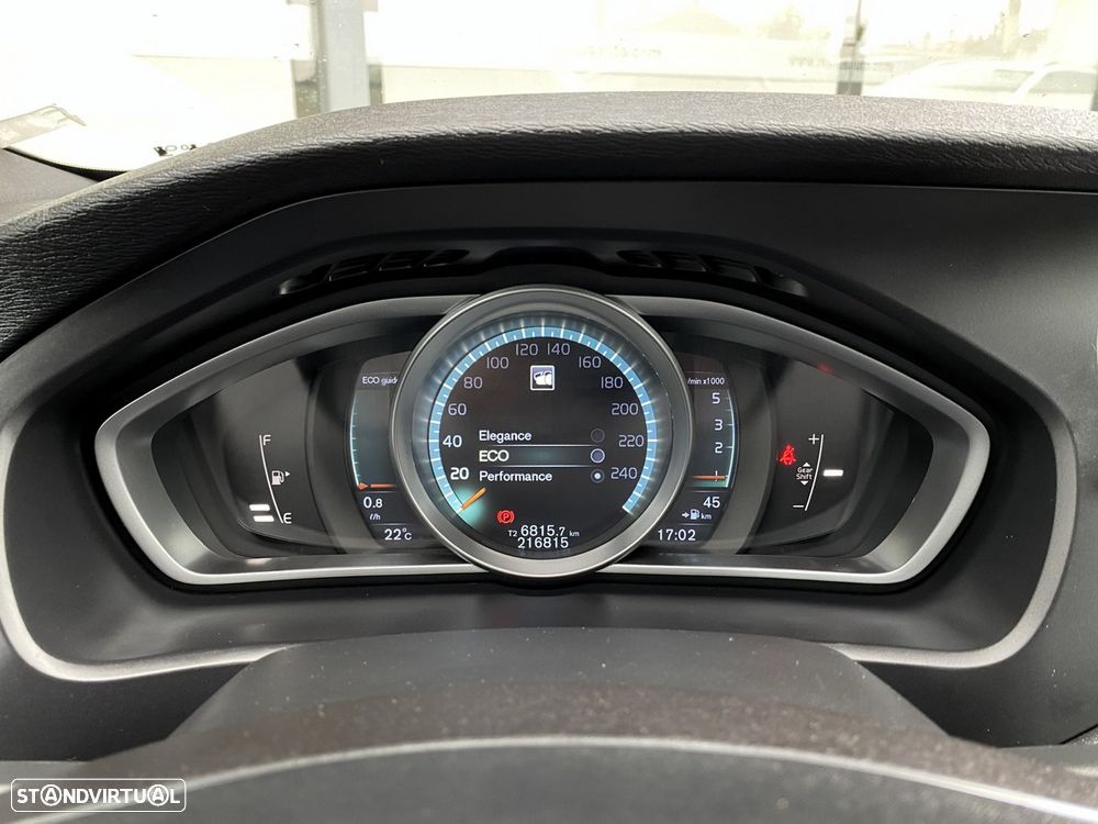 Volvo V40 D2 R Design - 25