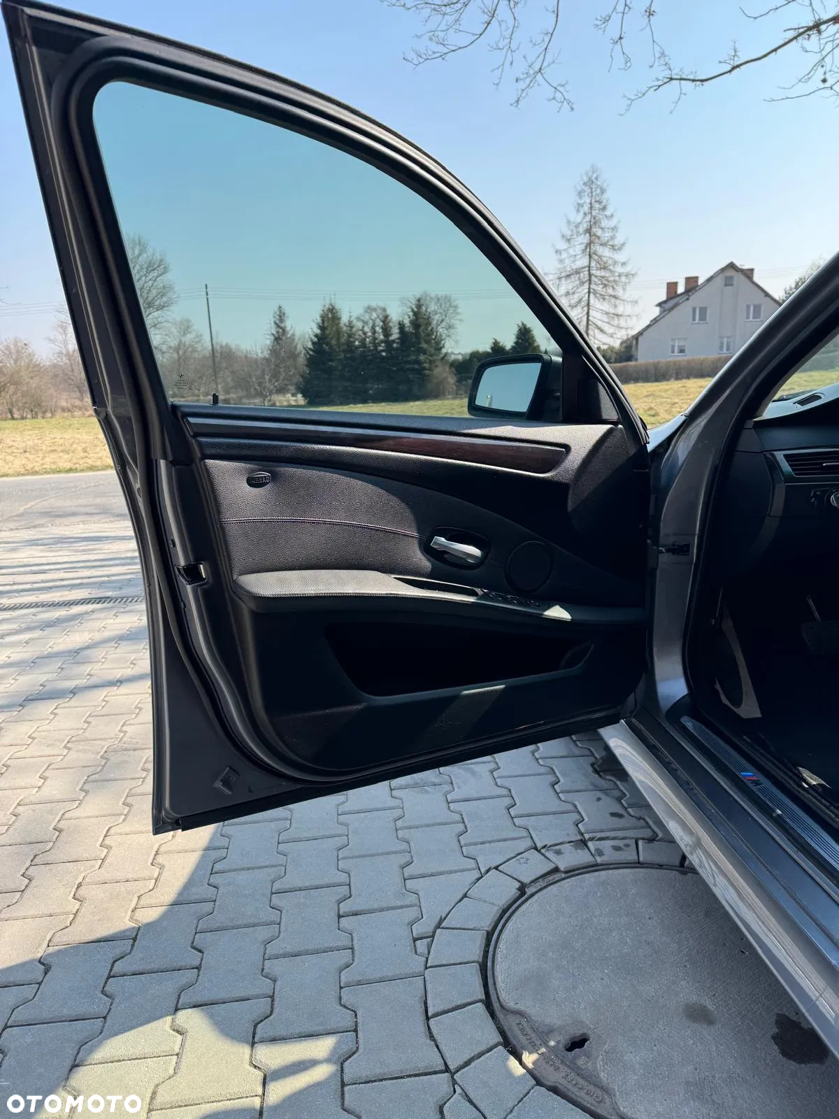 BMW Seria 5 550i - 11