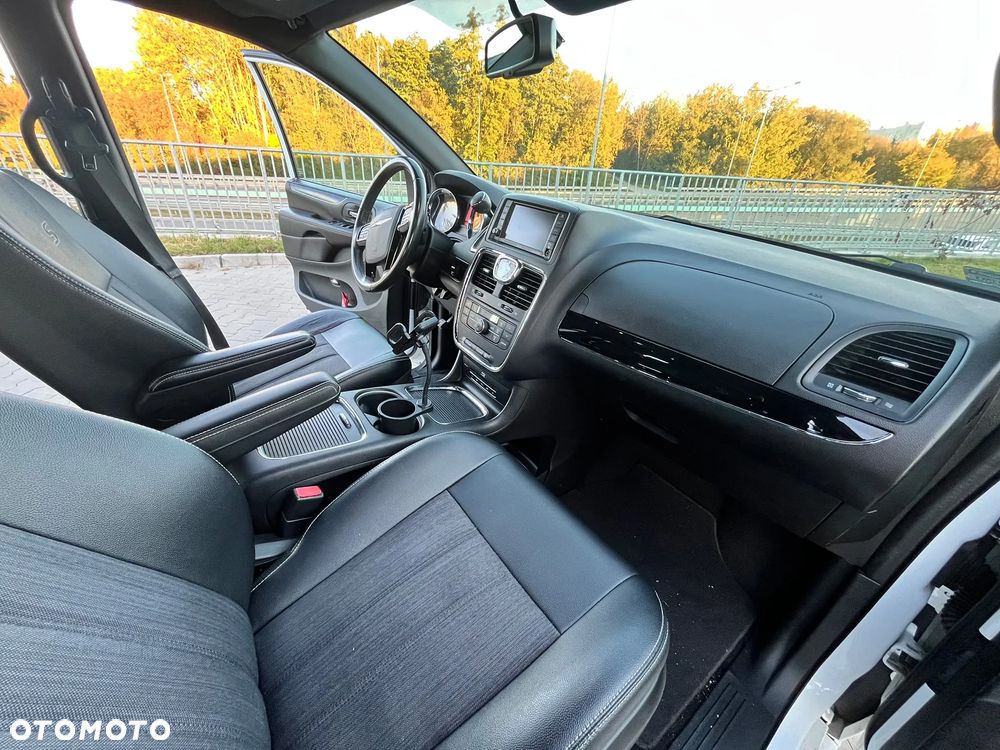 Chrysler Town & Country - 9