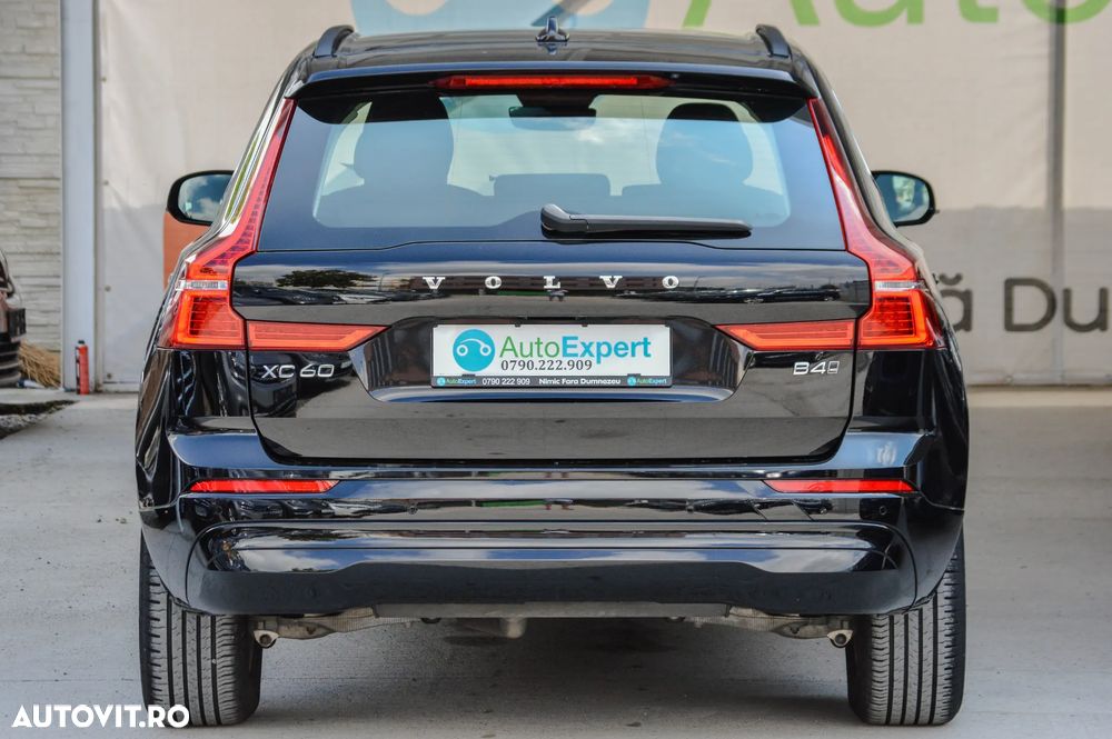 Volvo XC 60 B4 MHEV AT AWD Plus Dark - 22