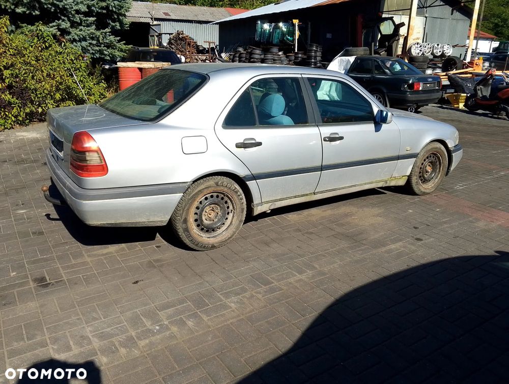 Mercedes – Benz Klasa C W202 (93-97.) 2.0 D 73KM. Silnik 601.913 (601 913) (601913) Skrzynia 717.416 (717 416) (717416) lakier 744.Cały na części. GWARANCJA !!! Przód Tył Zestaw Komplet Drzwi Klapa Zderzak Błotnik Maska Grill Atrapa Szyba Pas Lampa Lusterko Boczki Fotel Kanapa Kokpit Deska Rozdzielcza Przełącznik Włącznik Sterownik Przewody Wiązka Instalacja Moduł Komputer Czujnik Listwa Pompa Alternator Wtryski Głowica Rozrusznik Kompresor Sprzęgło Dwumas Silnik Skrzynia ABS Klimatyzacji Paliwa Wspomagania Kolektor Turbina Przepustnica Zawór Chłodnica Koło Hak Belka Sanki Zawieszenie Mcpherson Półoś Amortyzator Wydech Tłumik Zacisk Most - 3