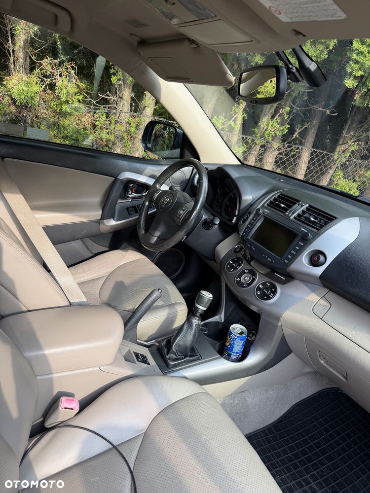 Toyota RAV4 - 8
