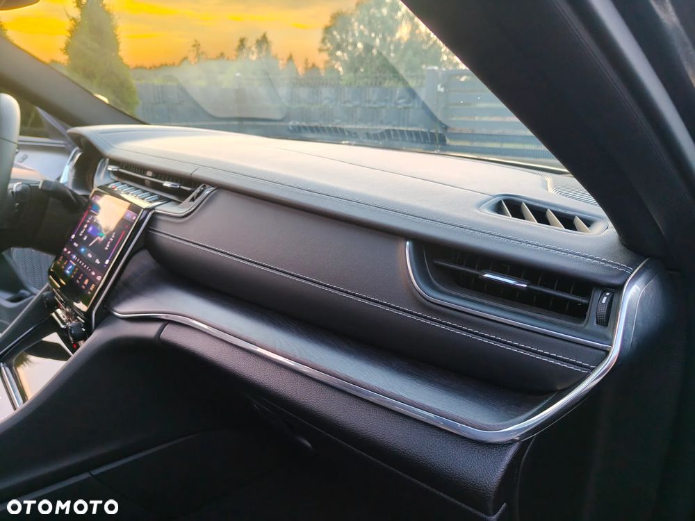 Jeep Grand Cherokee - 31