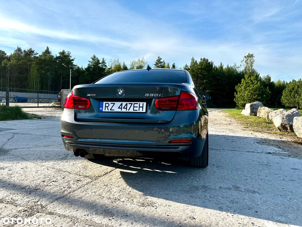 BMW Seria 3 330i xDrive Sport Line - 40