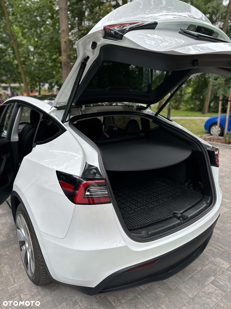 Tesla Model Y - 16