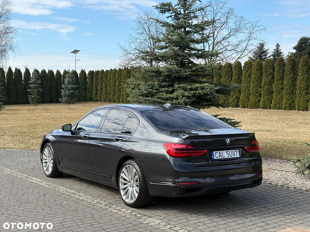 BMW Seria 7 750i - 8