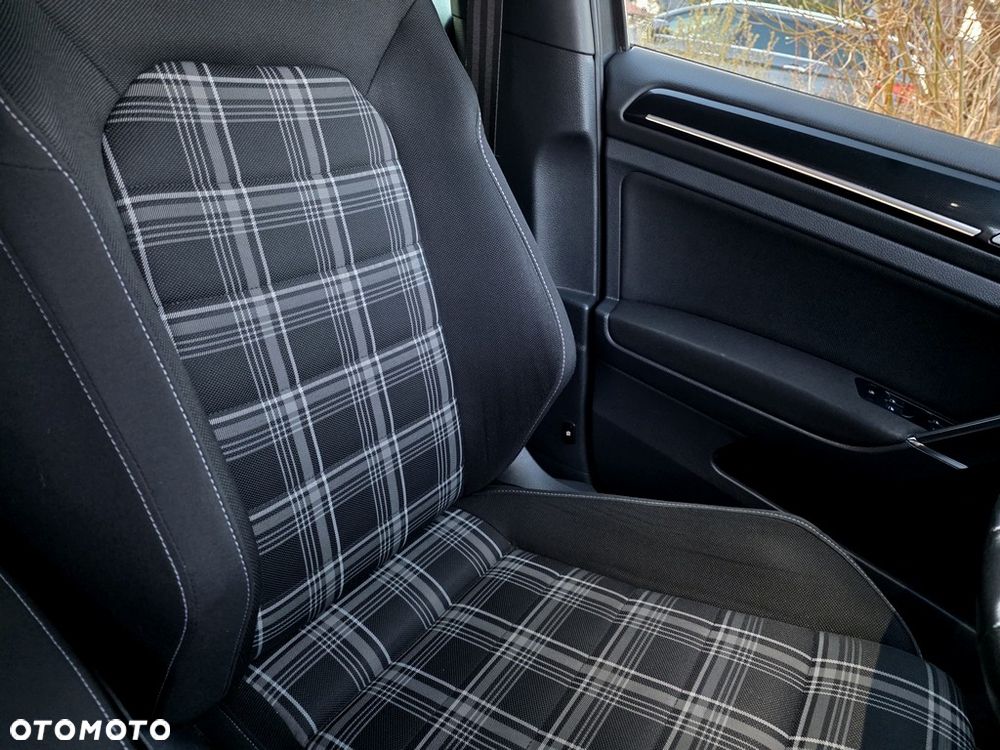 Volkswagen Golf - 17