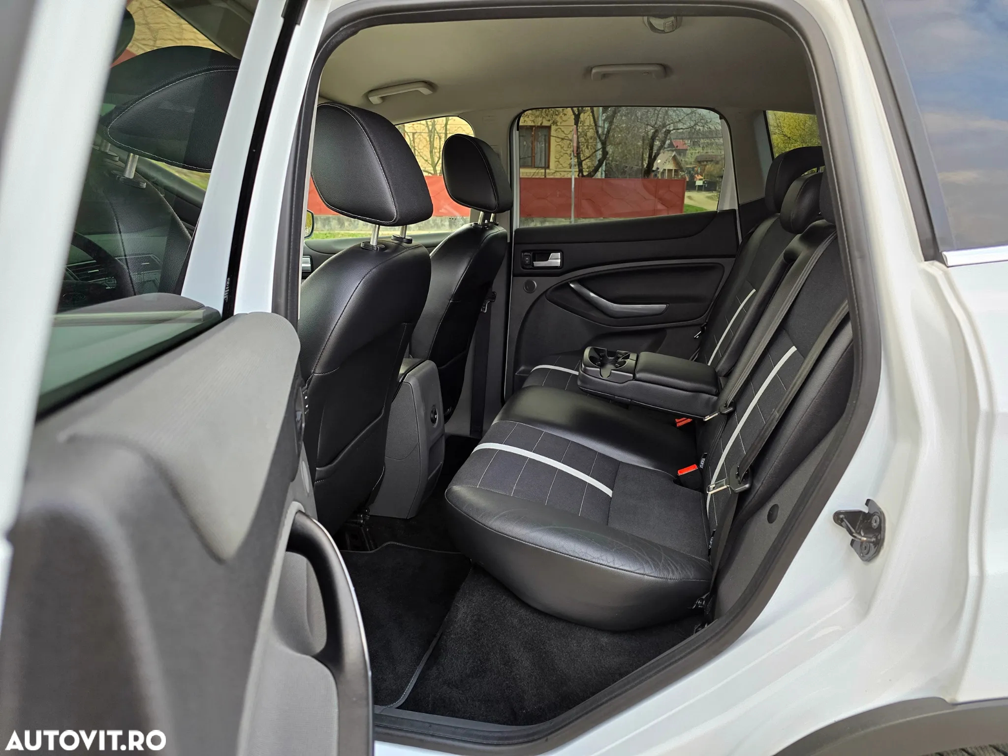 Ford Kuga 2.0 TDCi 2x4 Titanium - 28
