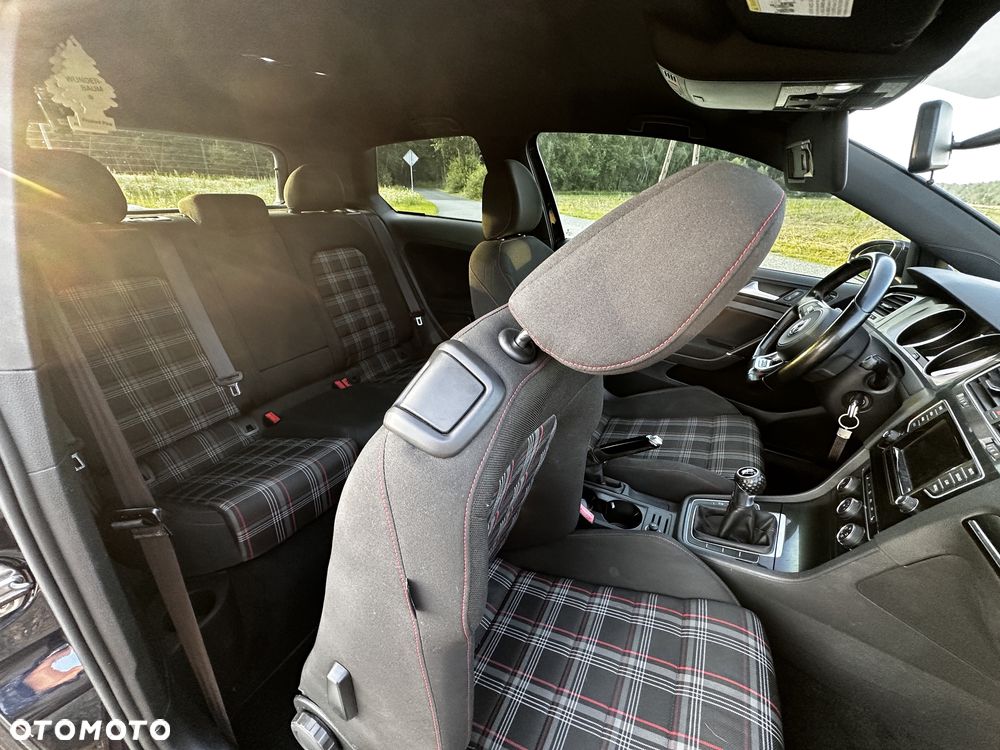 Volkswagen Golf - 6