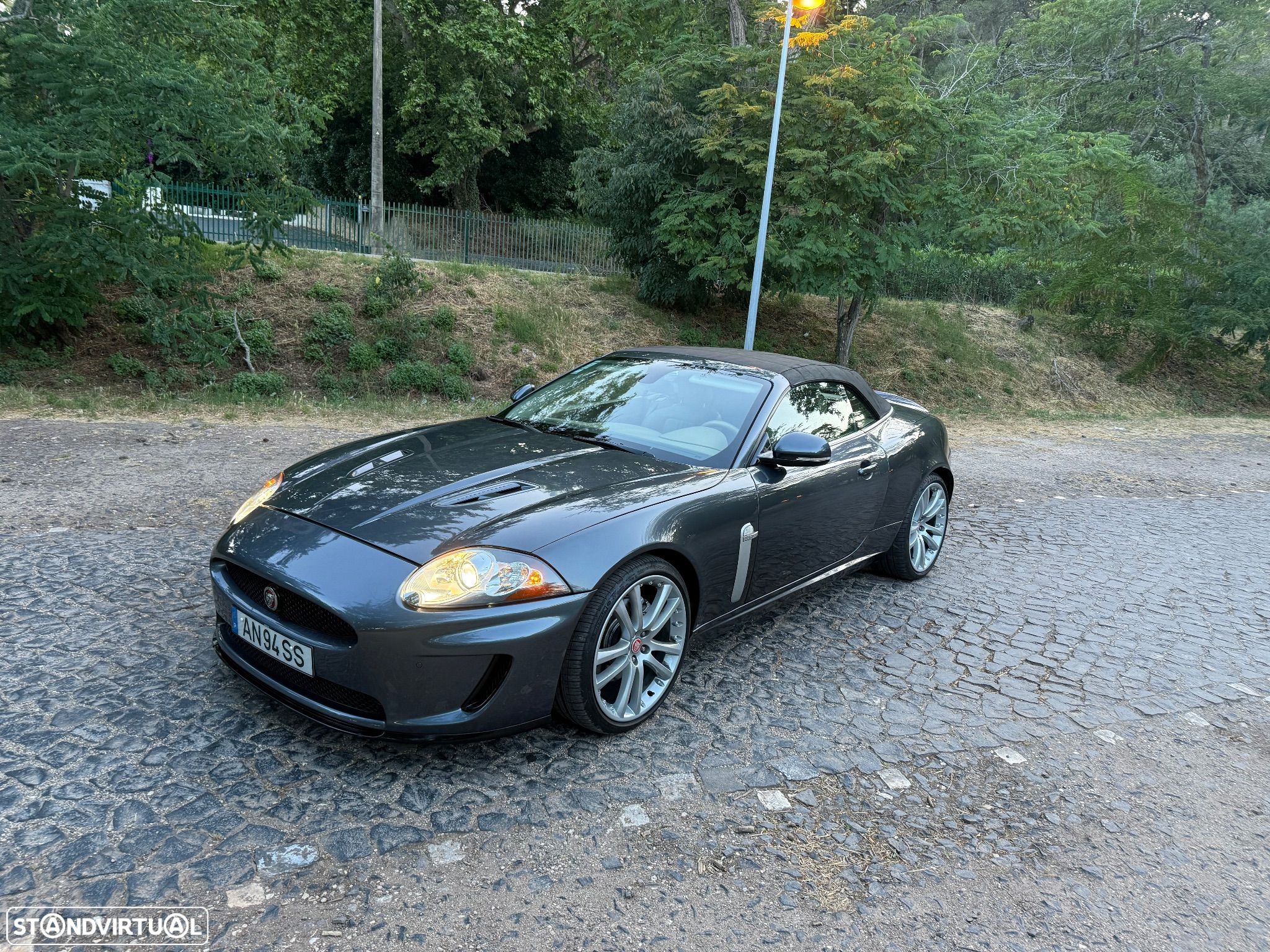 Jaguar XK 4.2 V8 Convertible - 1